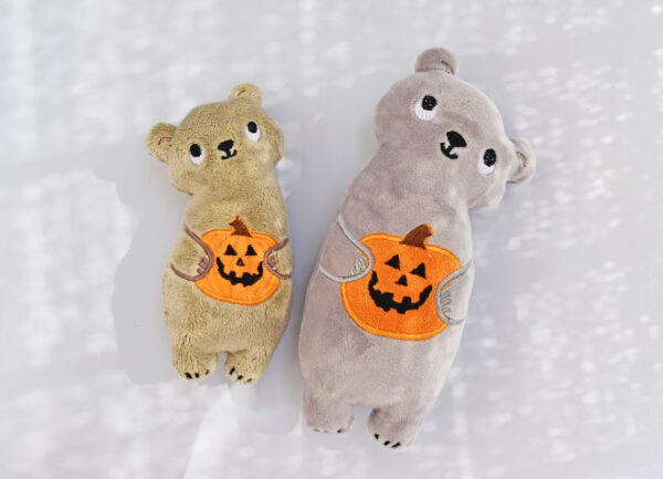 Bear holding pumpkin ITH